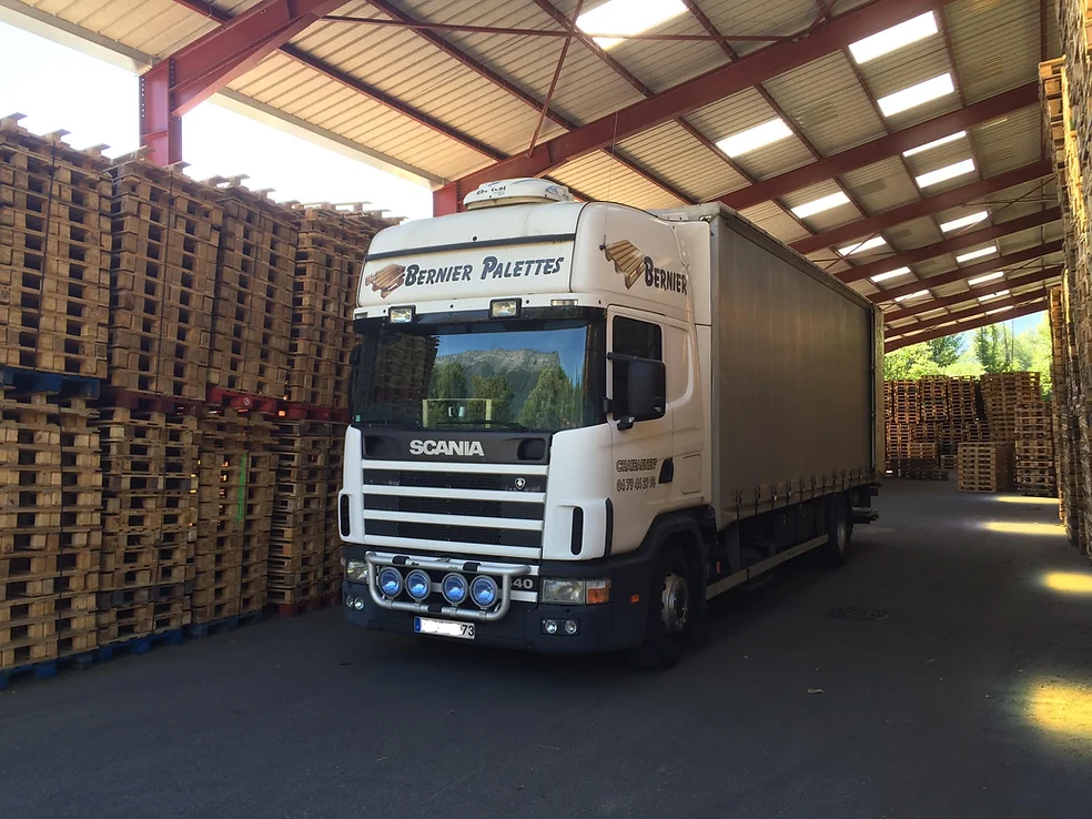 Flotte de camions Bernier Palettes spécialisée dans la livraison de palettes sur-mesure à Chambéry et Albertville.