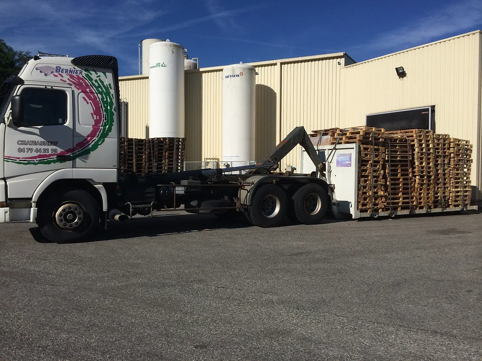 Employé qualifié assurant le chargement de palettes Europe EPAL sur un camion.