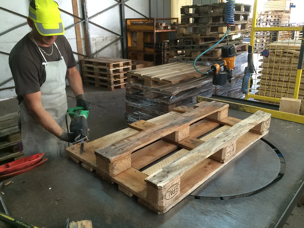 Gros plan sur une palette Europe EPAL en bois de haute qualité, prête pour l'expédition.